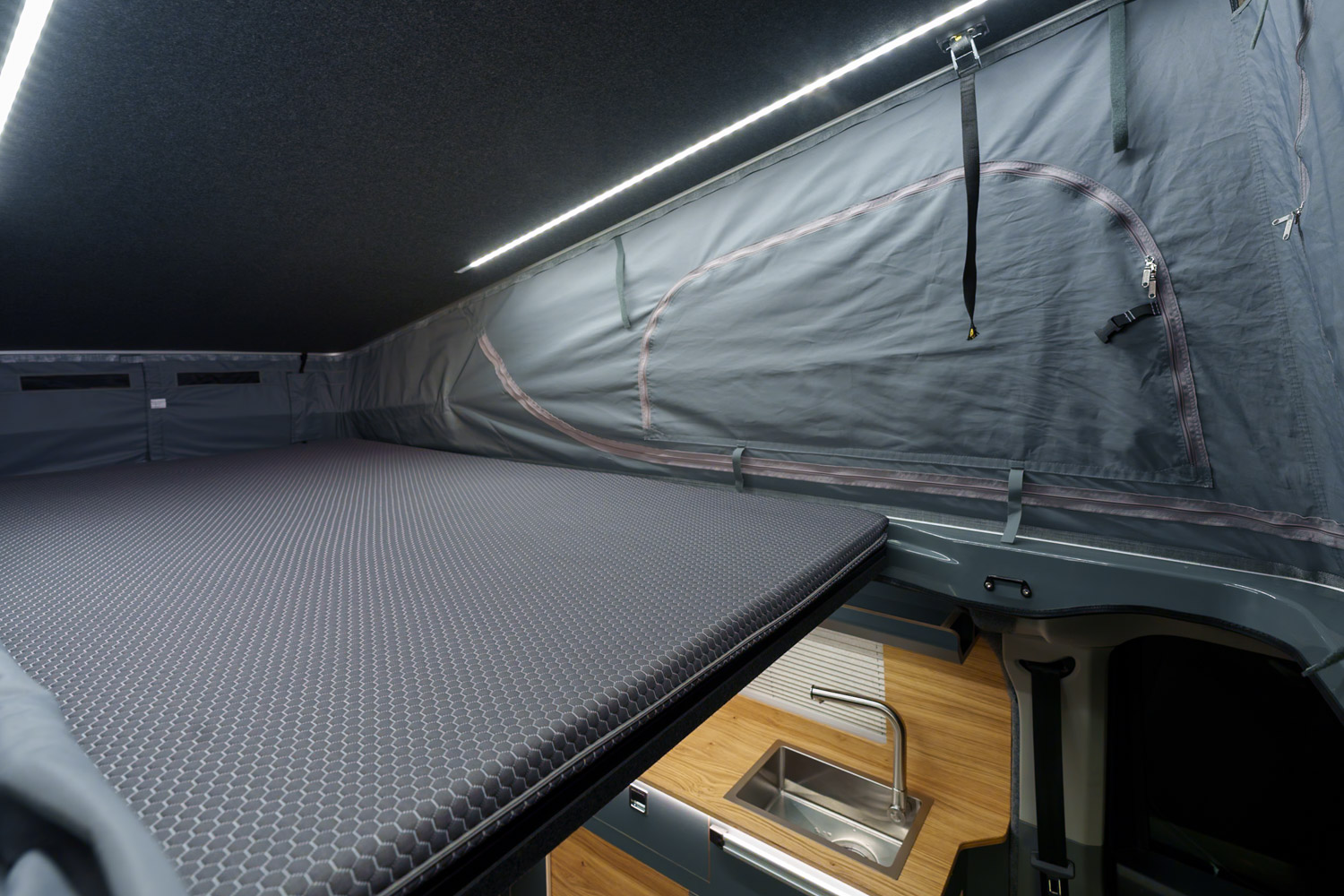 pureflexx_camper_tour_innen_dachbett